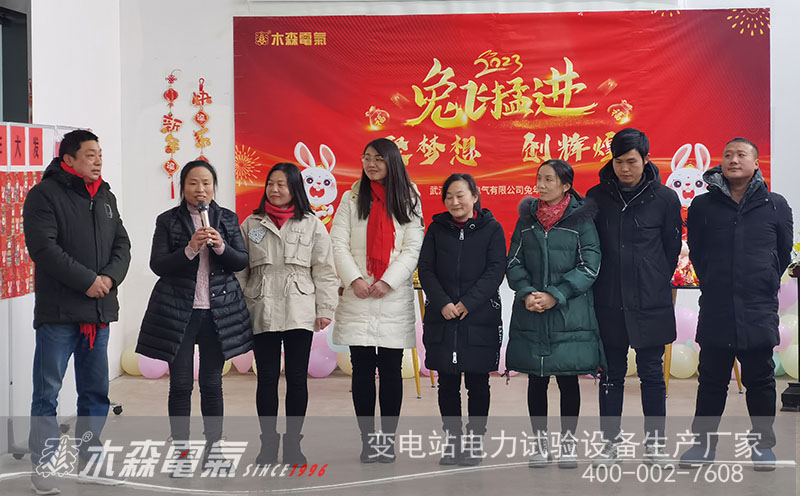 虎年喜結(jié)豐收果,兔歲欣開幸福花